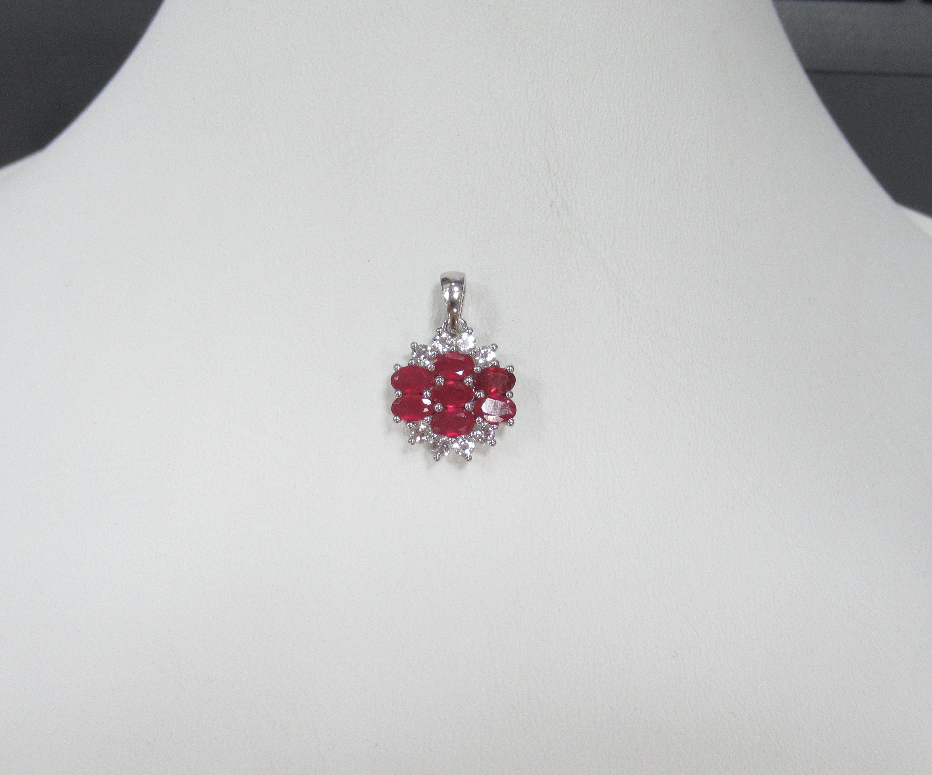 Серебряная подвеска с рубинами